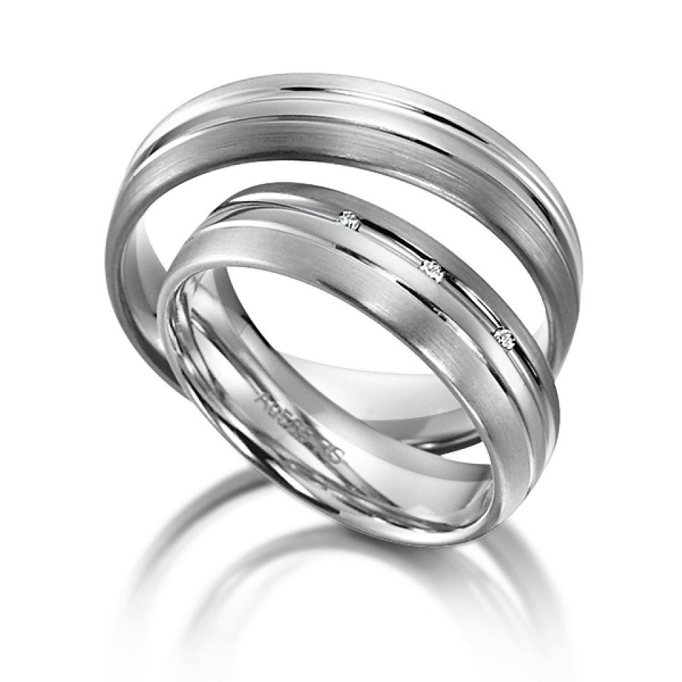 twee trouwringen met een witgouden band