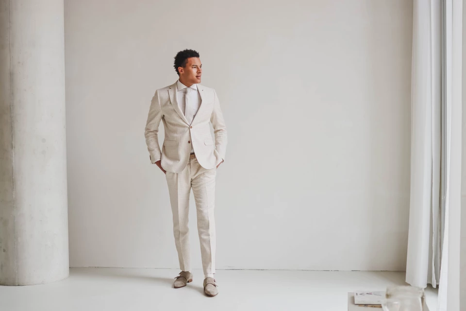 Sandfarbener Hochzeitsanzug | Der Trend dieser Hochzeitssaison!