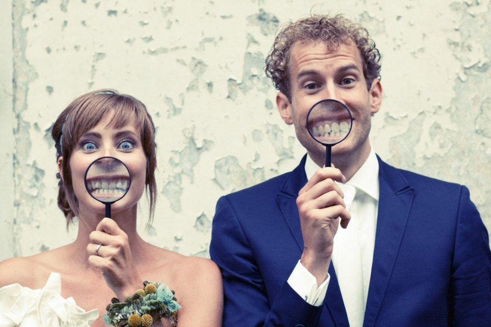 een man en vrouw houden een vergrootglas vast