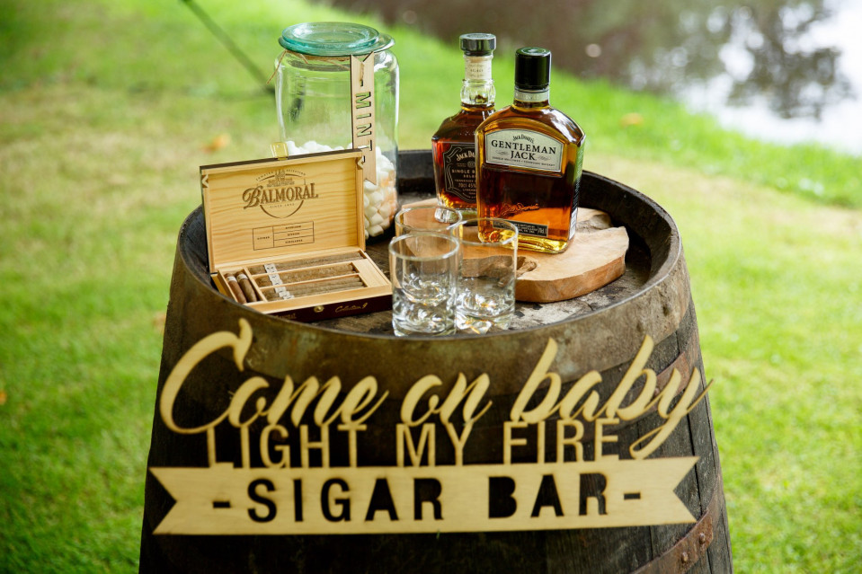 een vat met een bord waarop staat 'come on baby light my fire sugar bar'