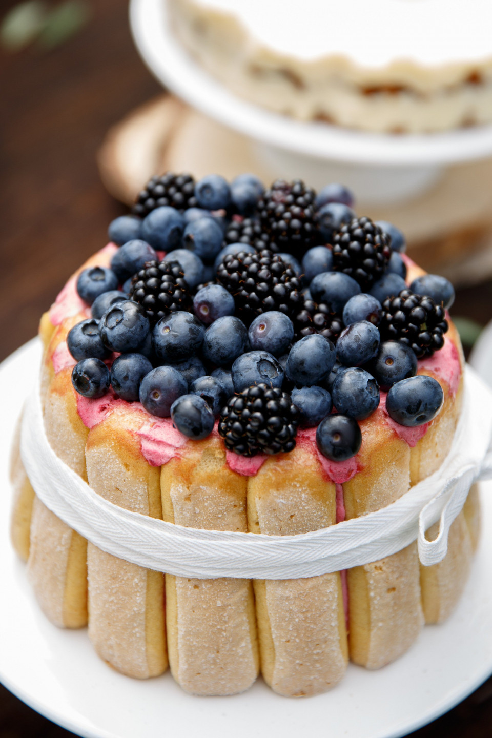 een taart met bessen erop