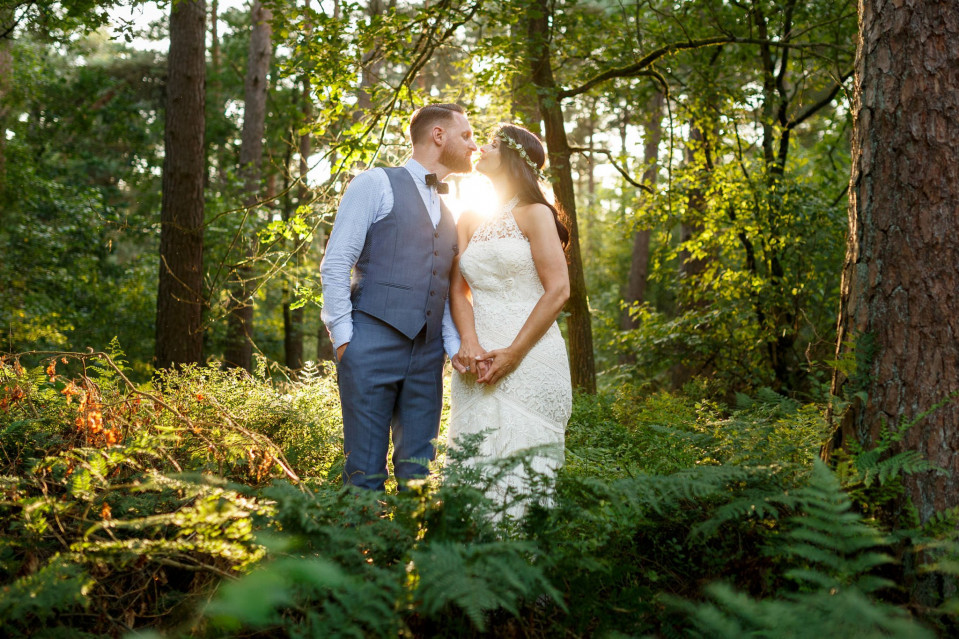 trouwfotograaf in het bos