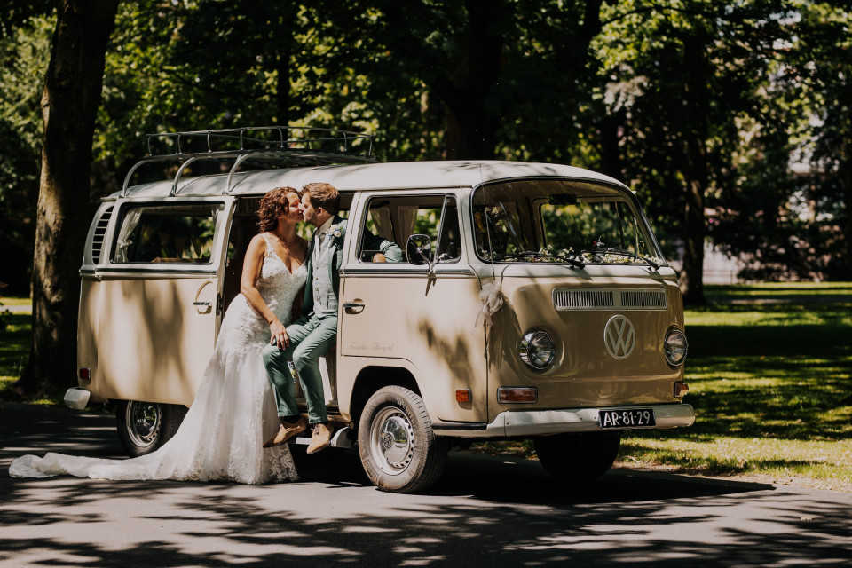 bruid en bruidegom voor een volkswagen bus