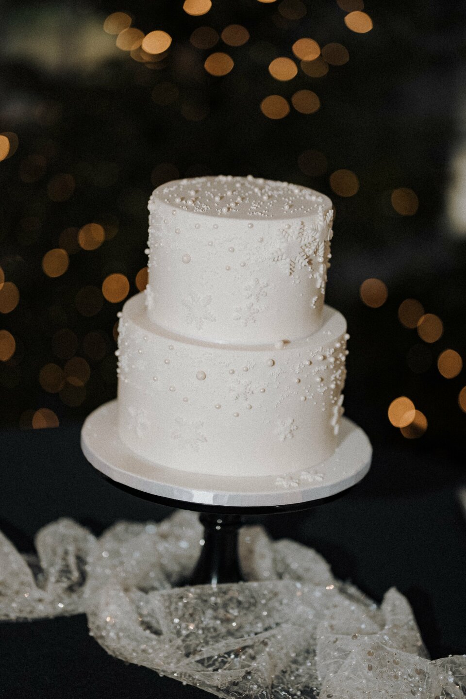 een close-up van een witte bruidstaart op een tafel