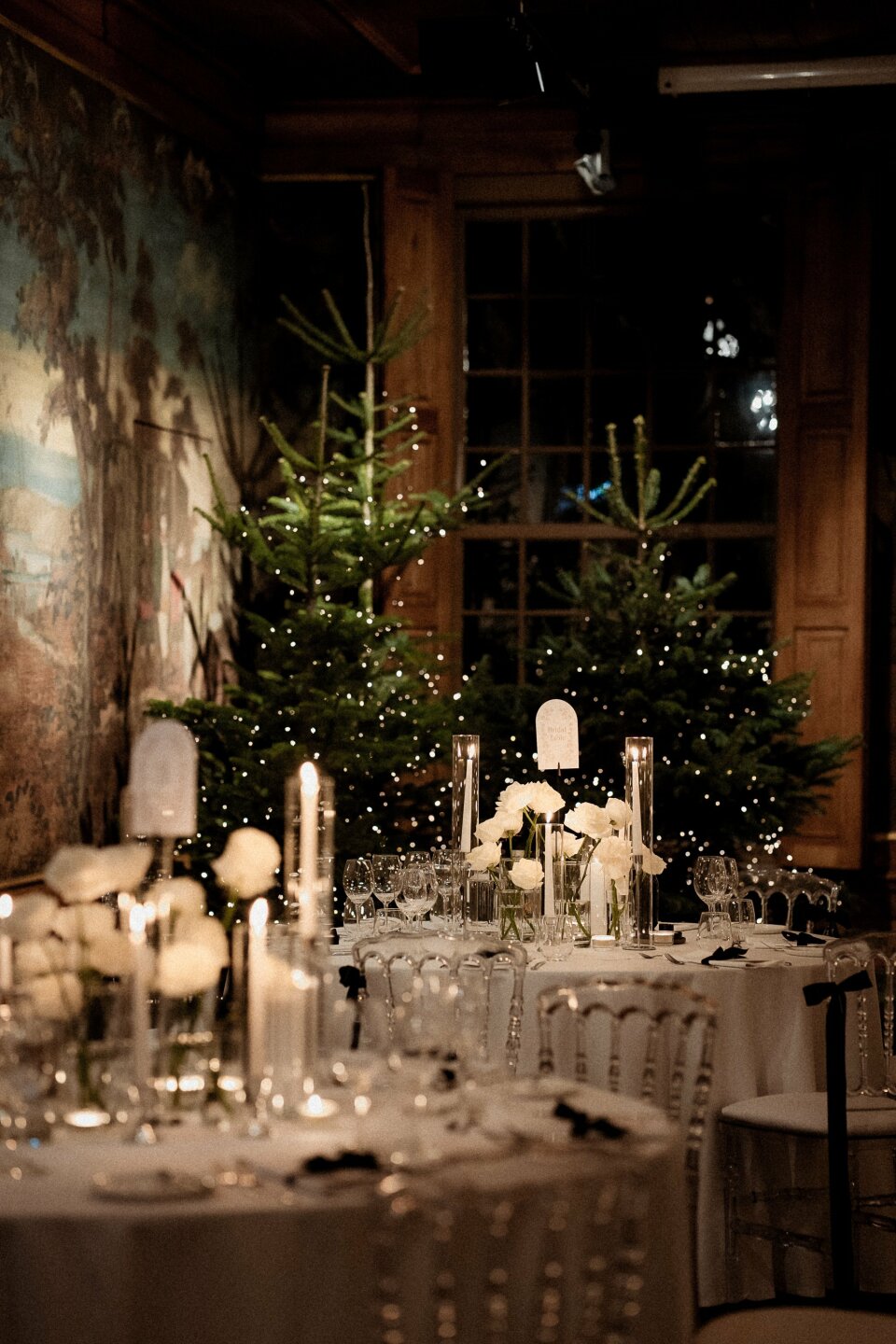 een kerstboom op de achtergrond met kaarsen op de voorgrond