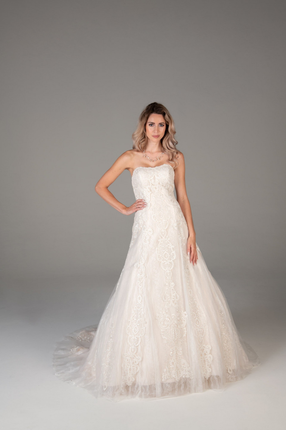 de strapless bruidsjurk is gemaakt van kant en tule