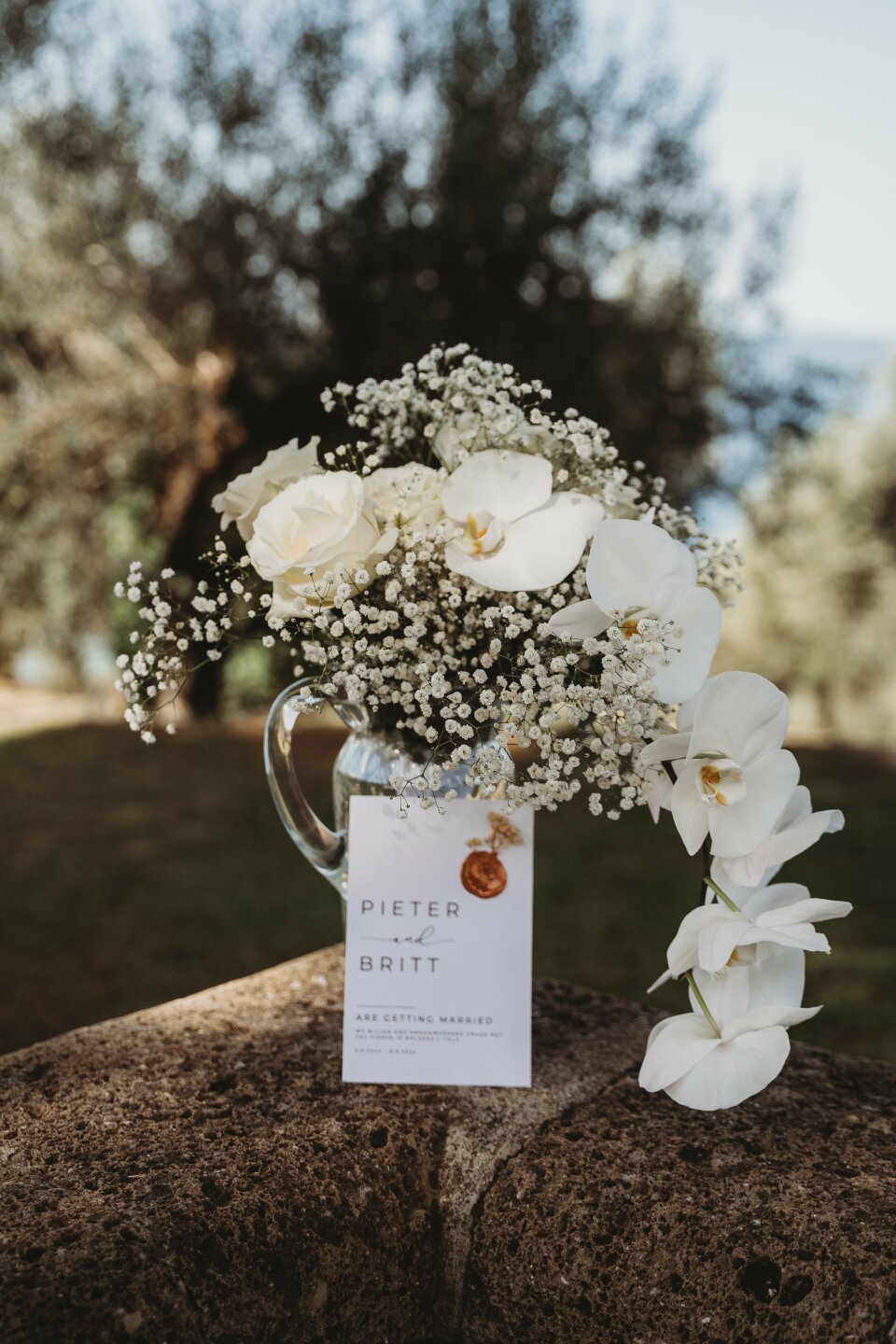 een boeket witte bloemen in een glazen vaas