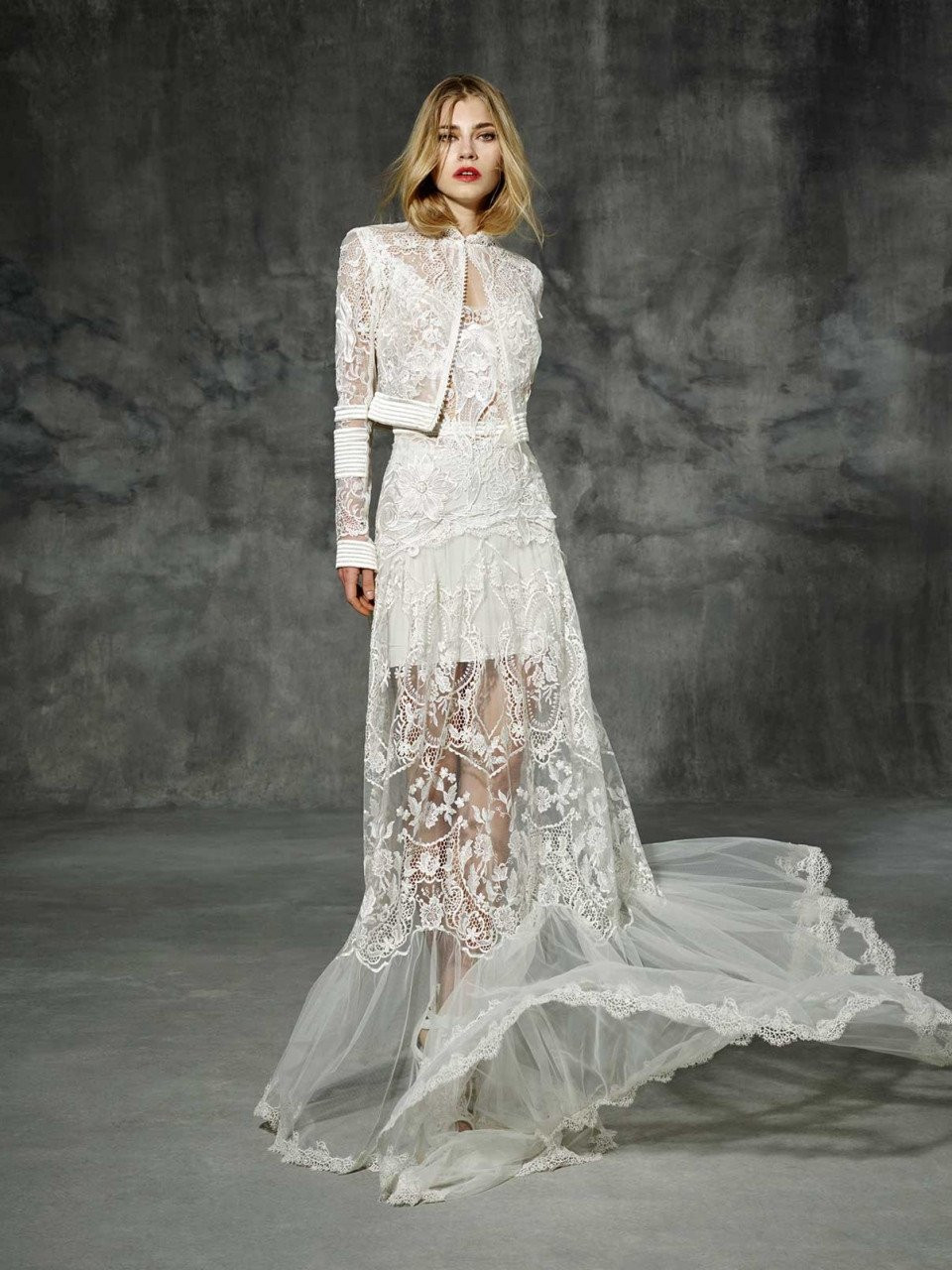 de trouwjurk is gemaakt van kant en heeft een doorschijnende rok