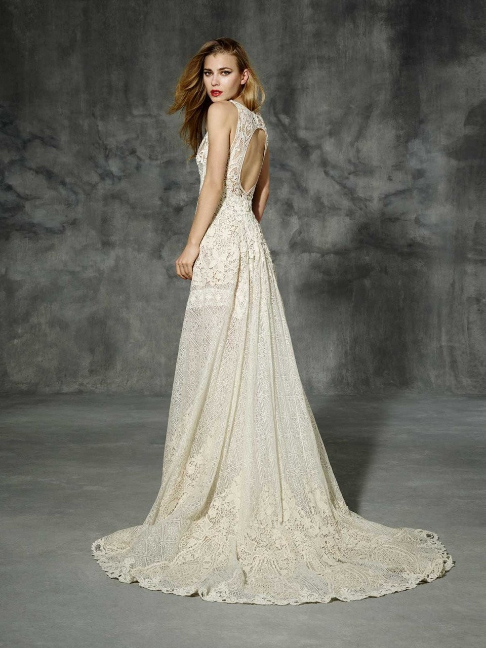 de achterkant van deze trouwjurk is open en heeft een doorschijnende kanten overlay