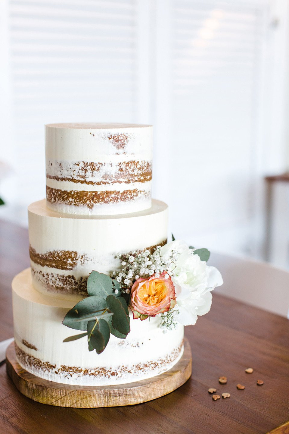 een bruidstaart met bloemen erop