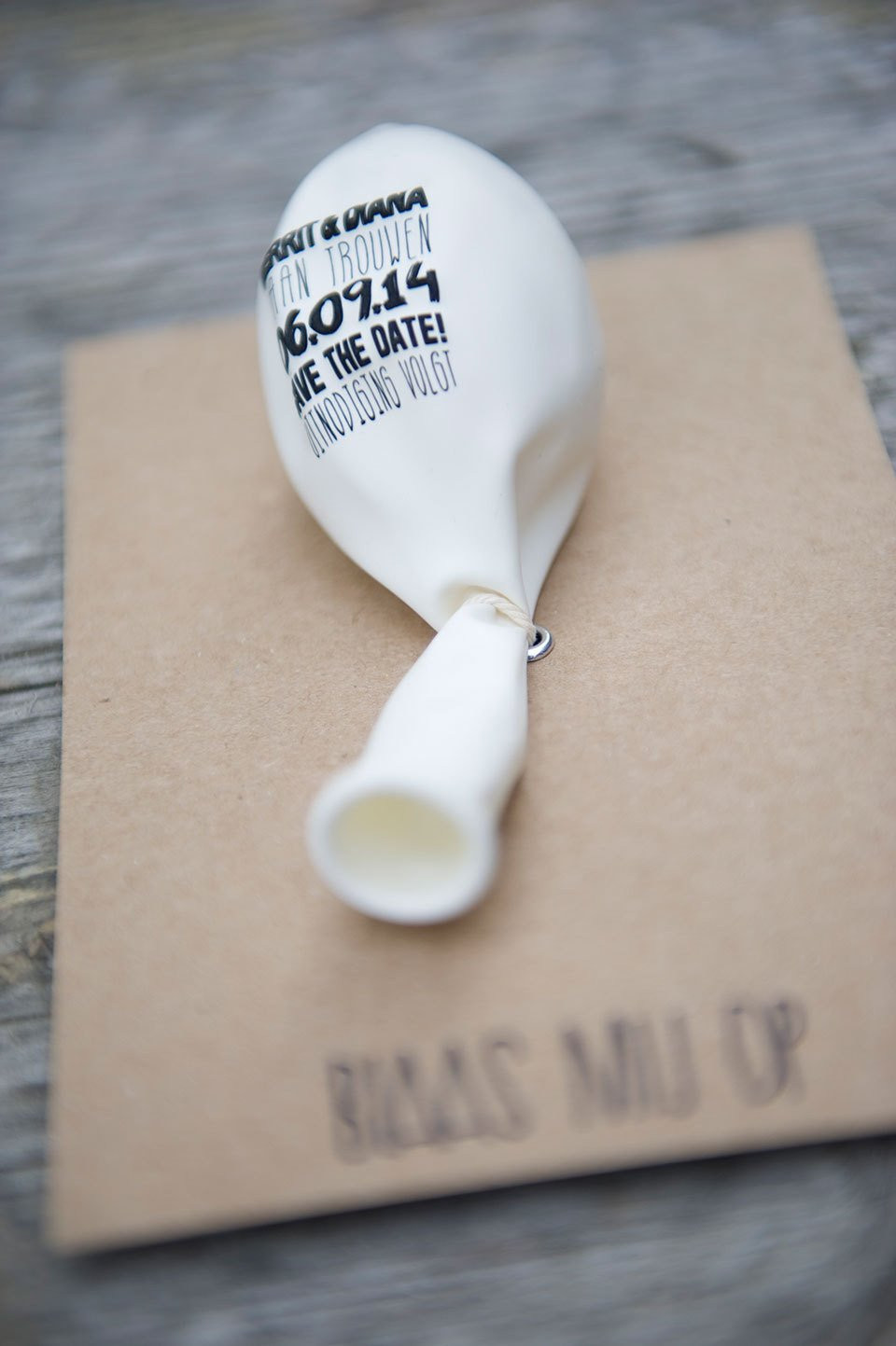 save-the-date-ballon-op-kaart-geplakt