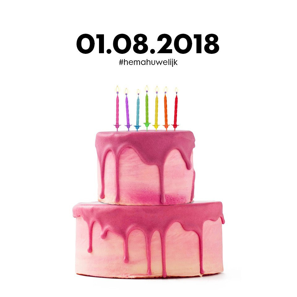 een roze taart met kaarsen erop en de woorden happy birthday