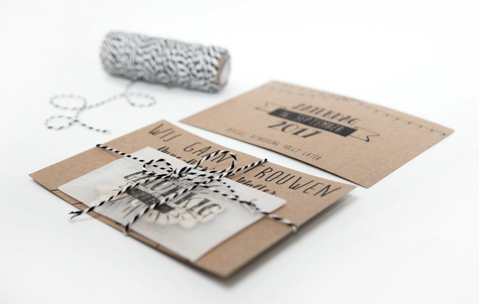 een trouwuitnodiging met een touw en lint