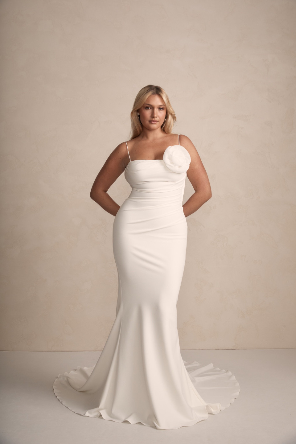 meer van deze plus size trouwjurk van allure bridals