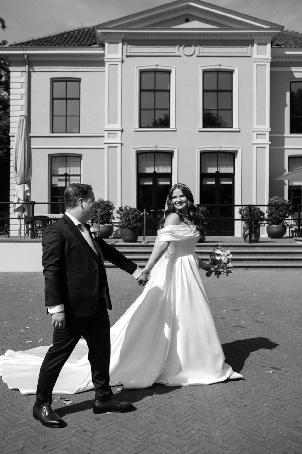 een zwart-witfoto van een bruid en bruidegom