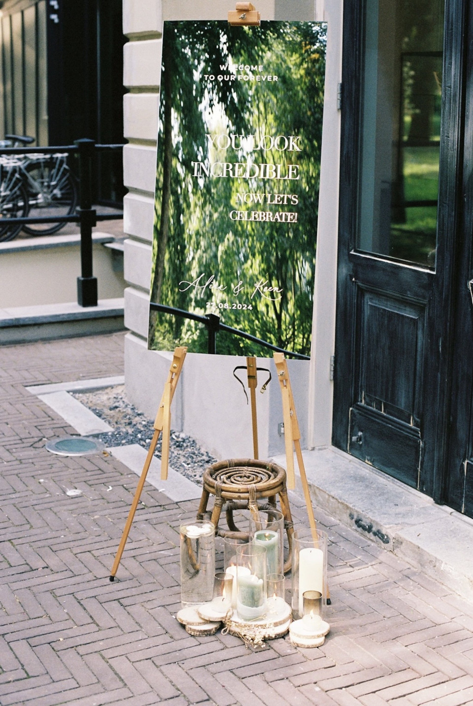 een ezel met kaarsen en een foto erop