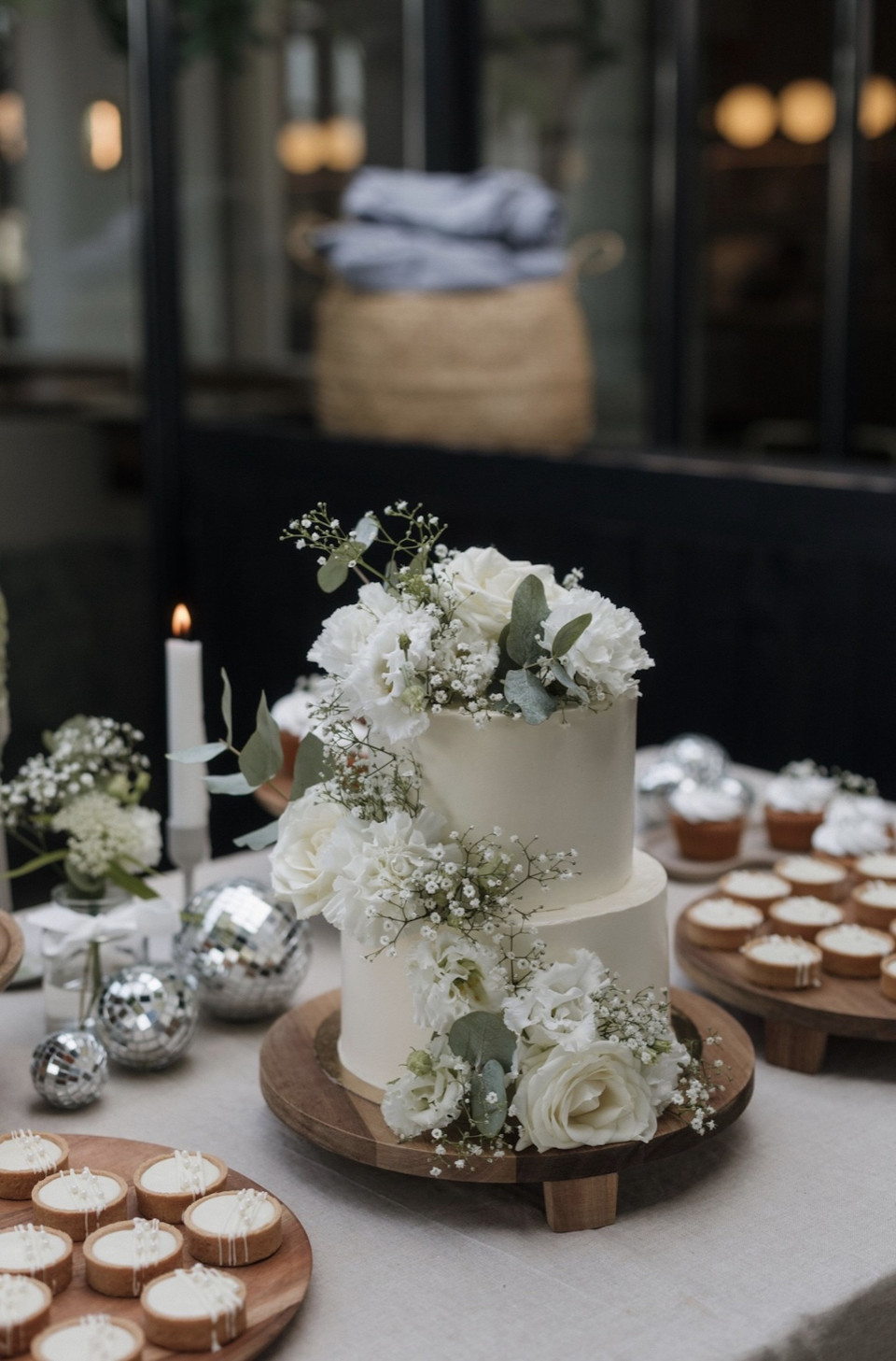 een bruidstaart en cupcakes op een tafel