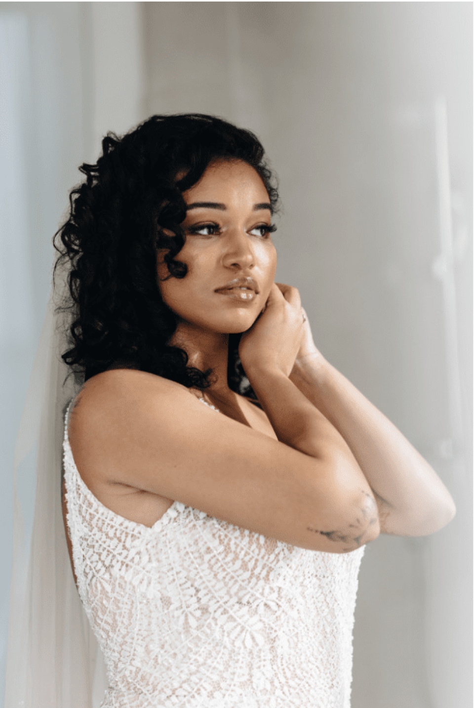 een mooie zwarte vrouw in een trouwjurk