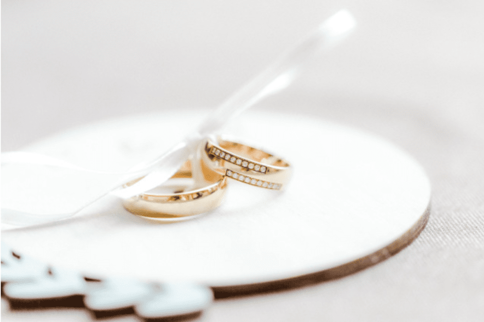 trouwringen op een houten bord