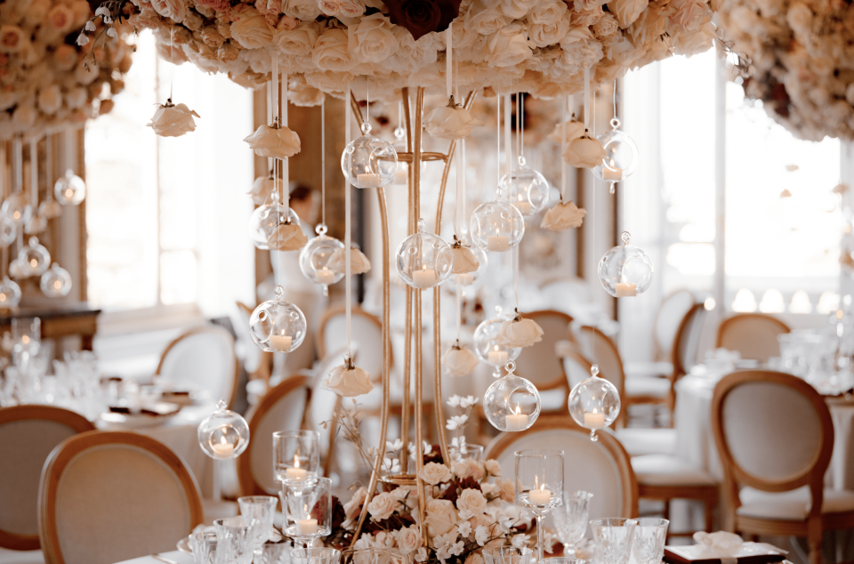 een bruiloftsreceptietafel met witte en gouden versieringen