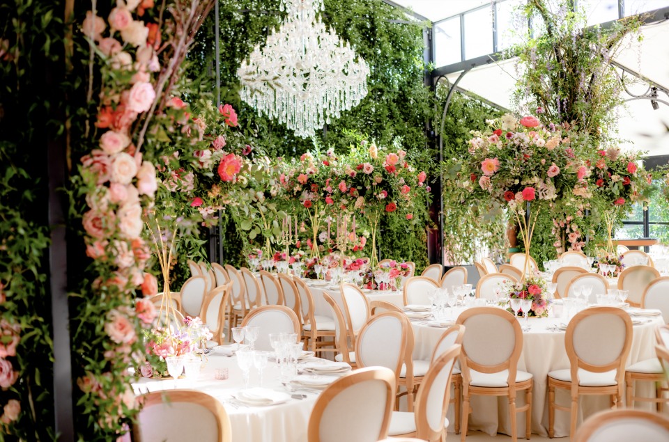 een bruiloftsreceptie met bloemen en groen