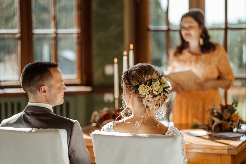 Leichte Hochsteckfrisur mit Blumenkranz