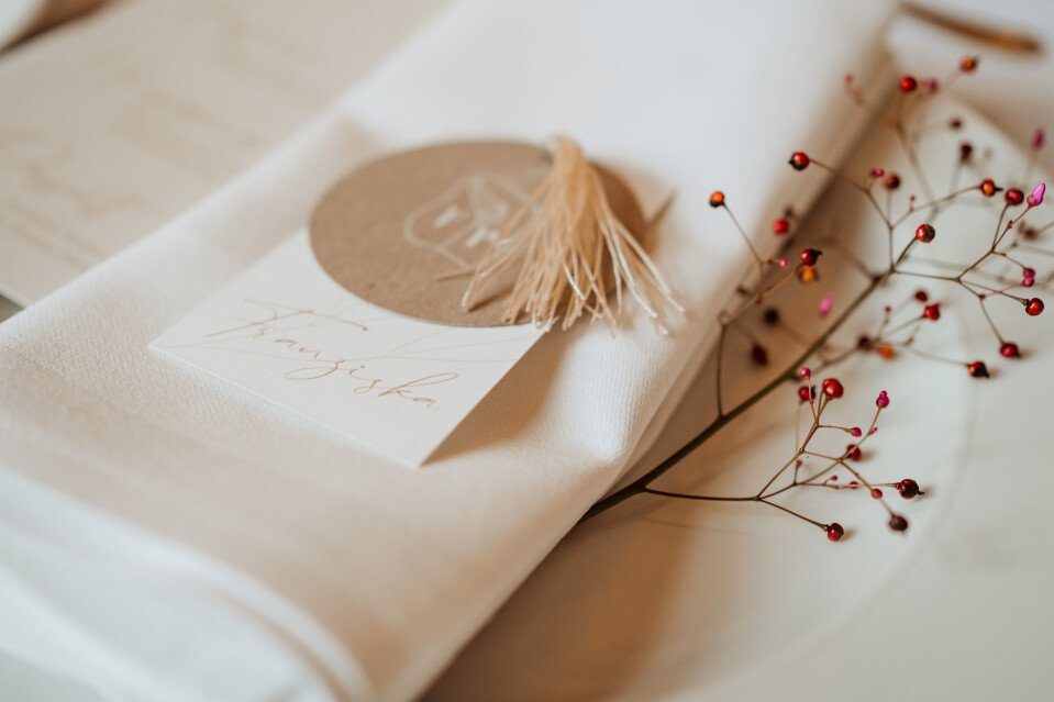 Moderne Namenskarten in herbstlichen Farben