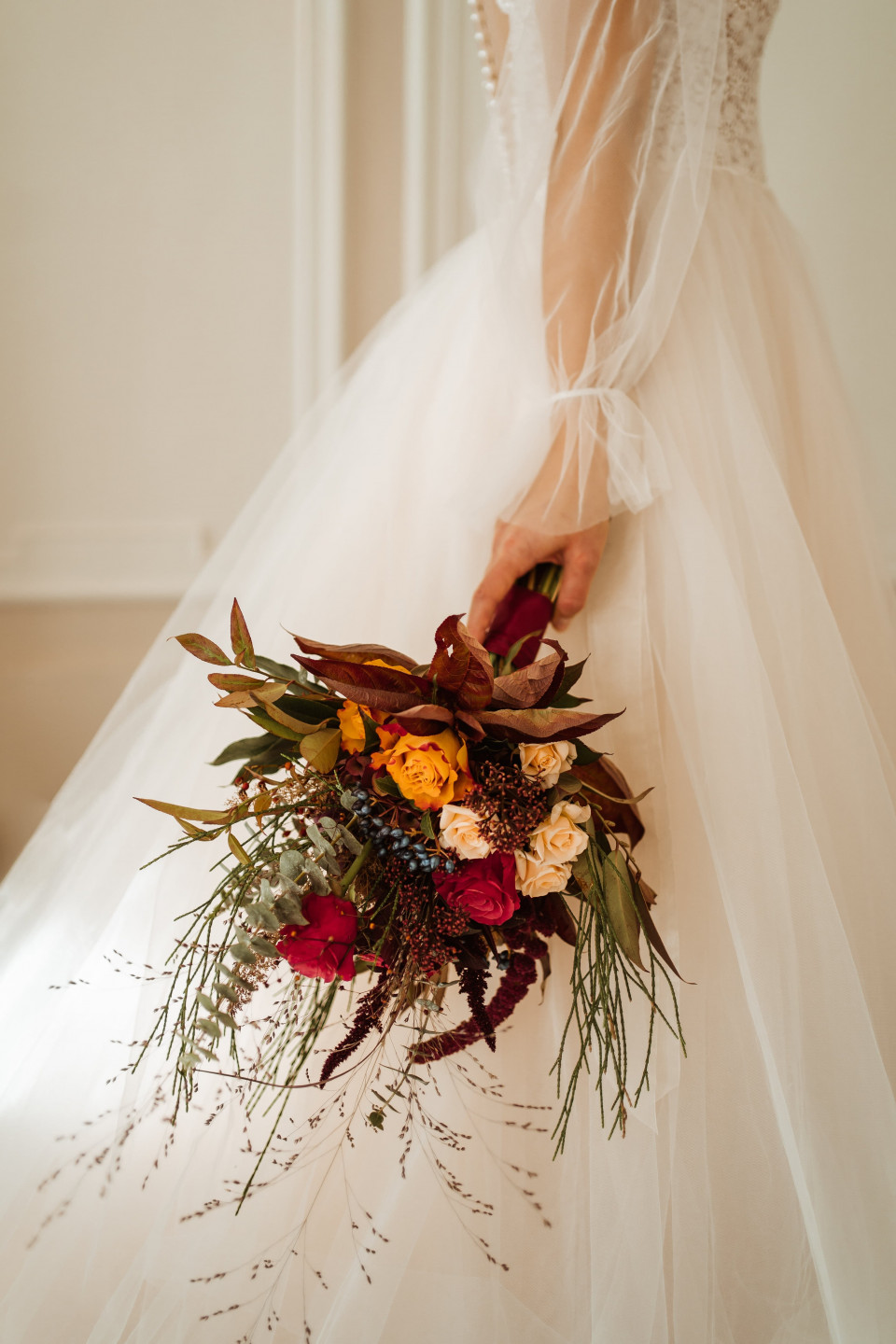 Herbstlicher Brautstrauß in dunklen Tönen gepaart mit leuchtendem Orange