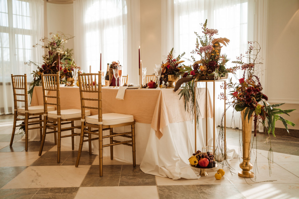 Herbstliche Blumenarrangements in dunklen Farben und leuchtendem Orange