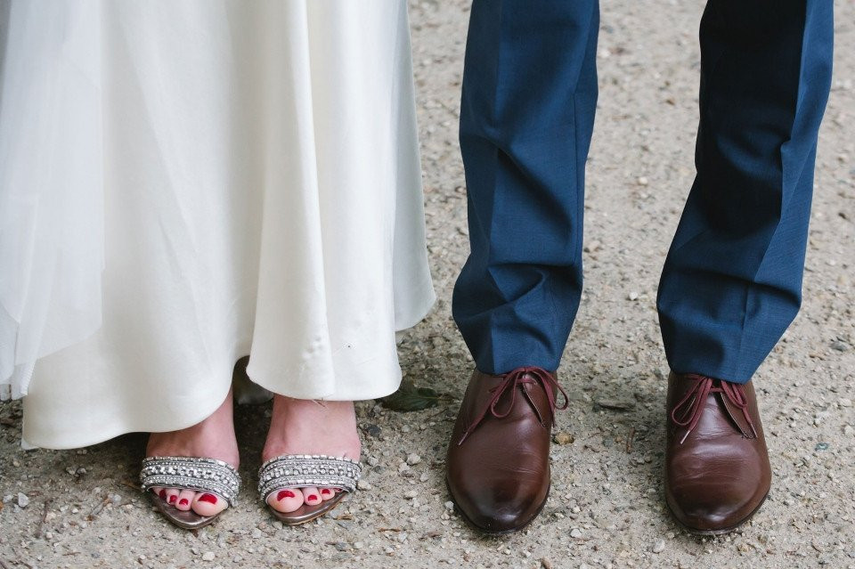 een close-up van de schoenen van de bruid en bruidegom