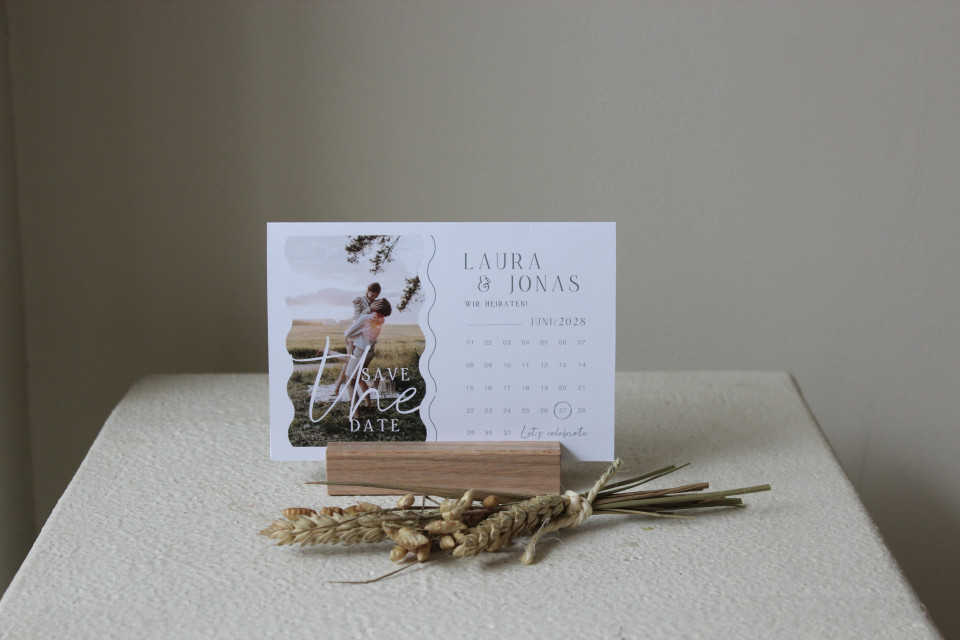 Fotokarte 'Save the Date' Kalender & Wellenlinien