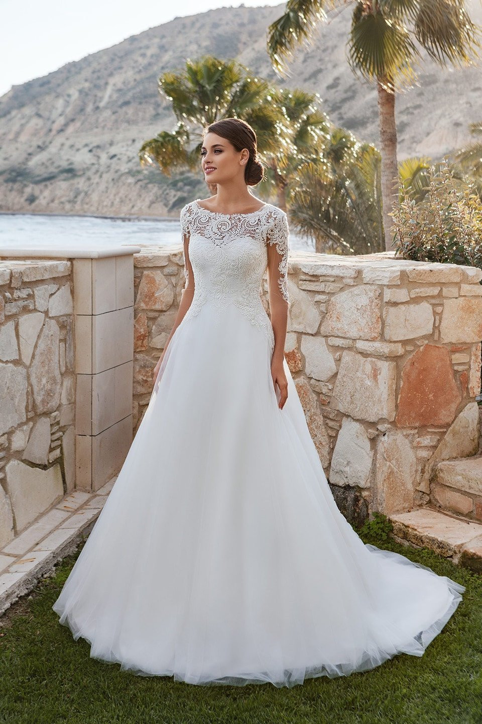 een mooie bruid in een trouwjurk bij de oceaan