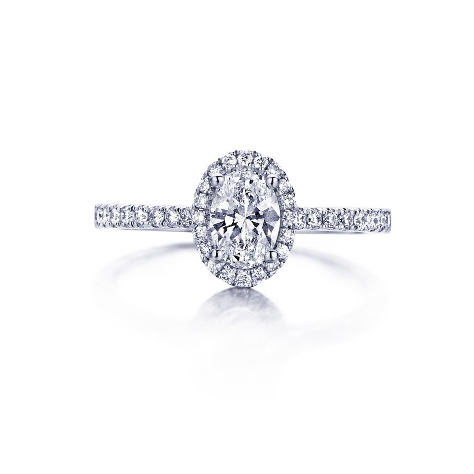 een ovale diamanten verlovingsring met een halo-instelling