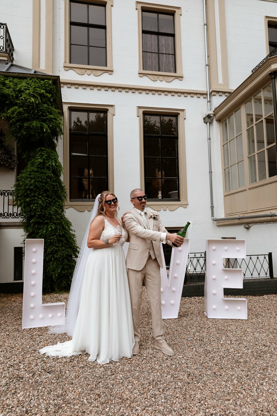 de bruid en de bruidegom staan voor de letters