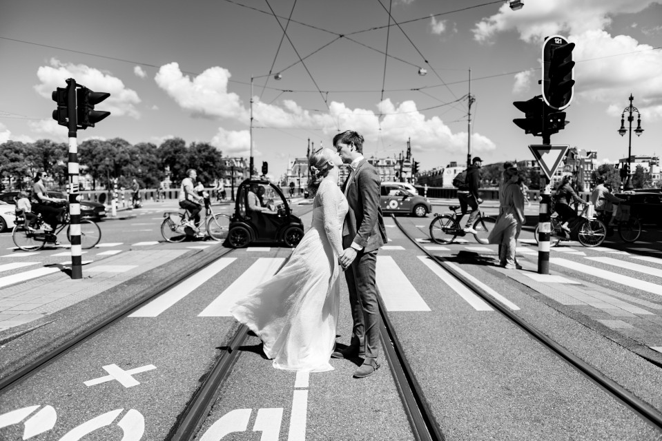 een bruid en bruidegom staan op de rails van een trein