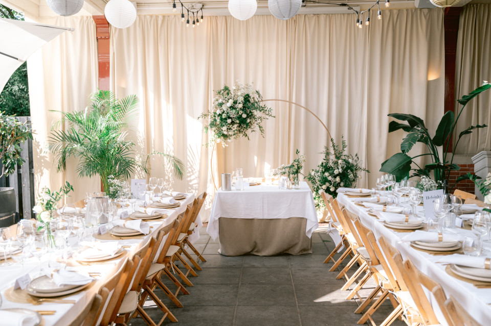 een bruiloftsreceptie met witte en gouden decoratie