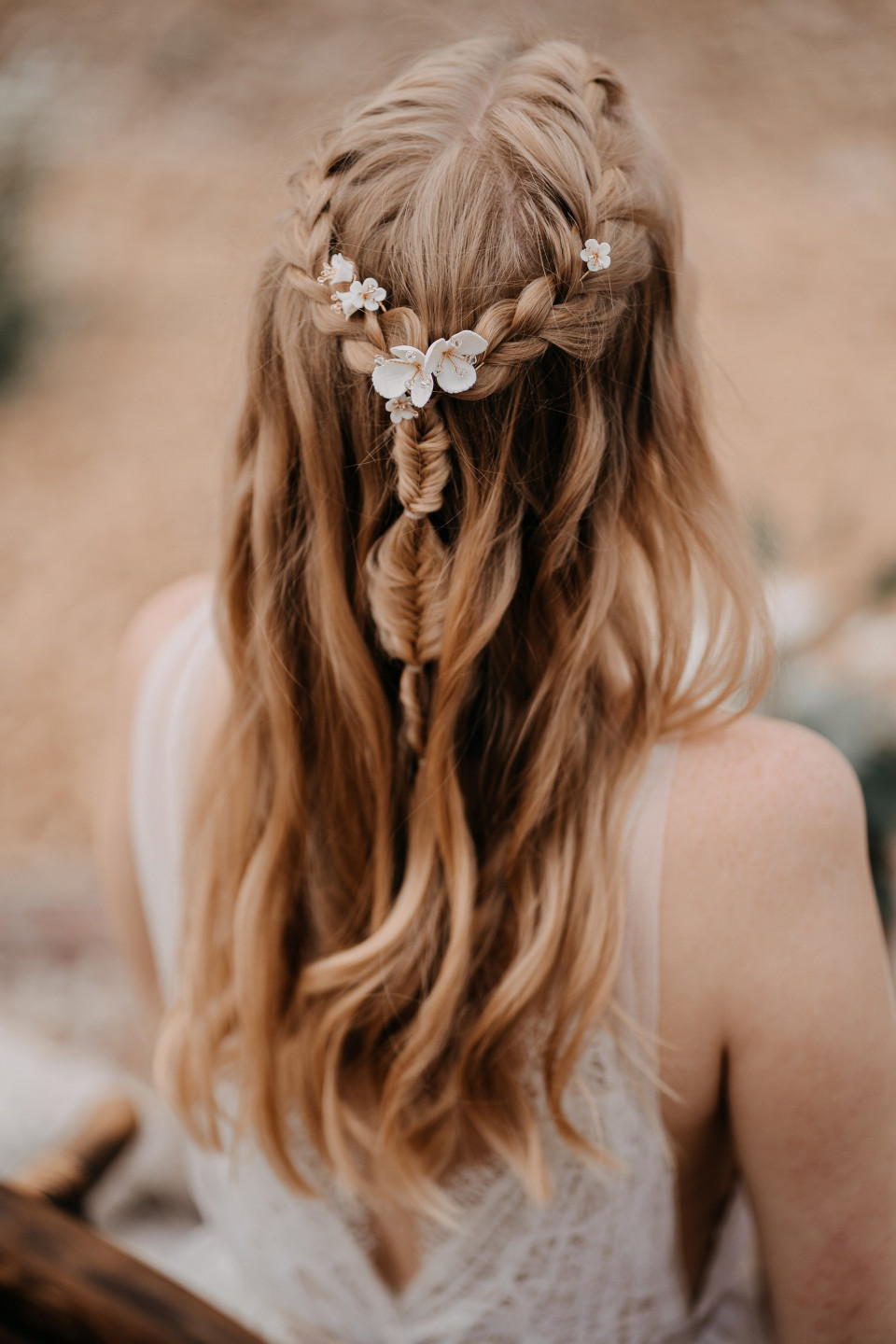 geflochtene Brautfrisur mit weißen Blüten