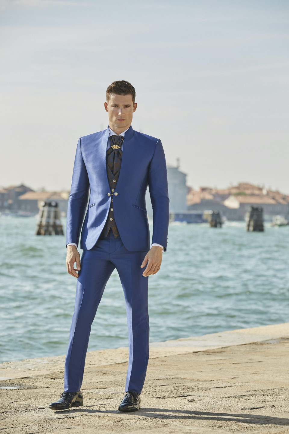 een man in een blauw pak staat op een dok