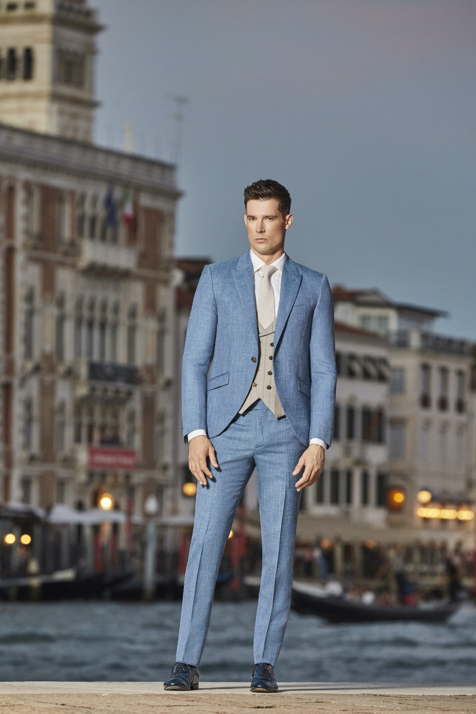 een man in een blauw pak staat op een dok