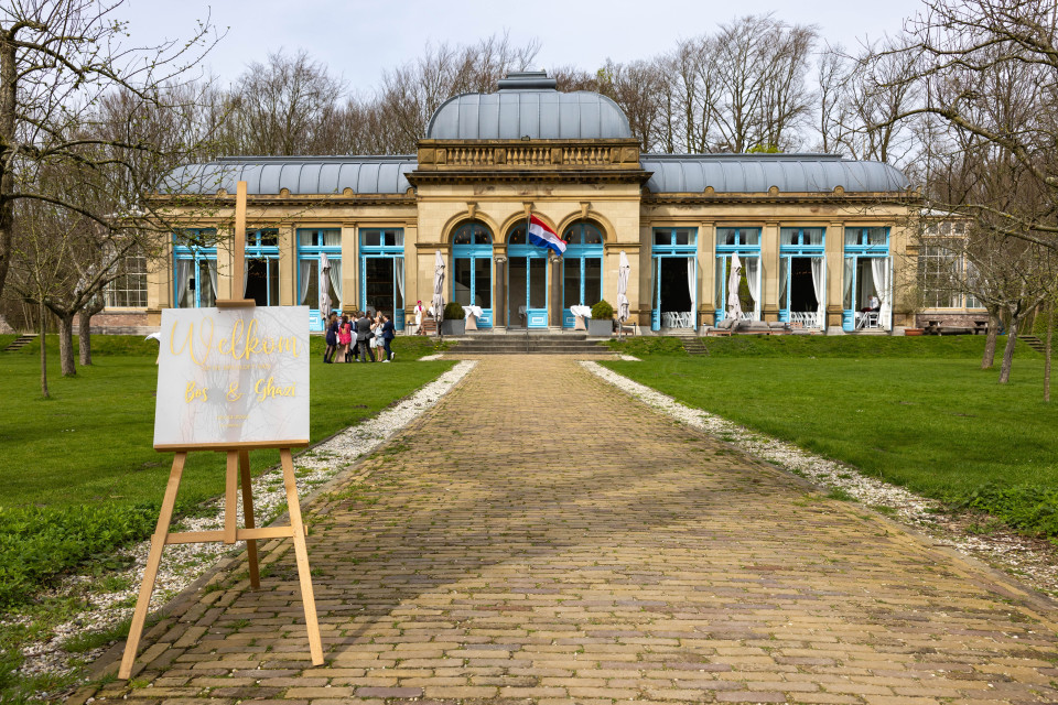een bakstenen pad