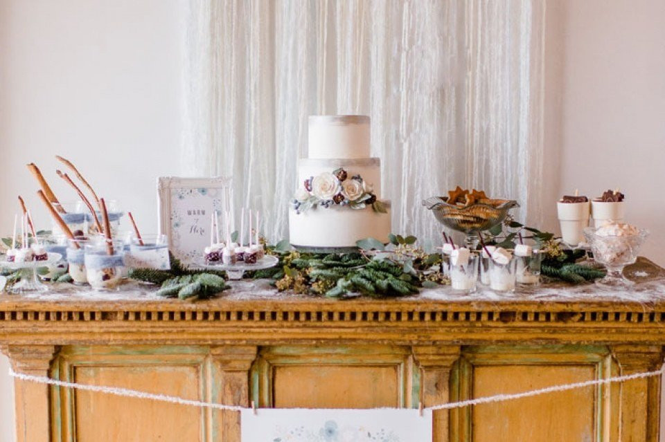 een bruidstaart op een houten tafel met decoraties