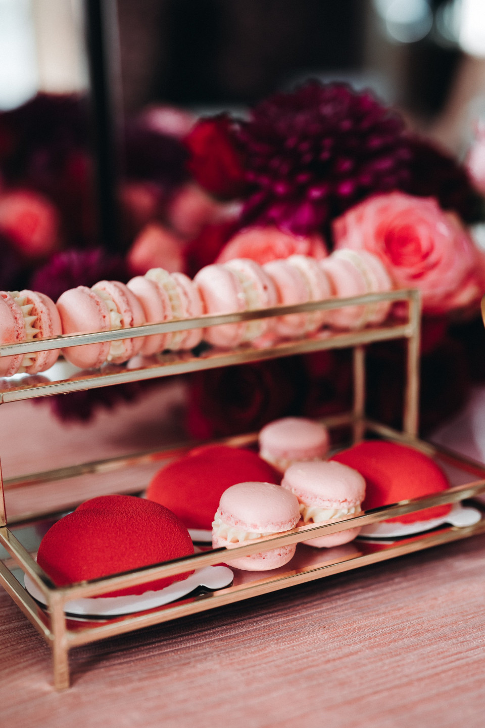 een tafel met macarons en bloemen erop