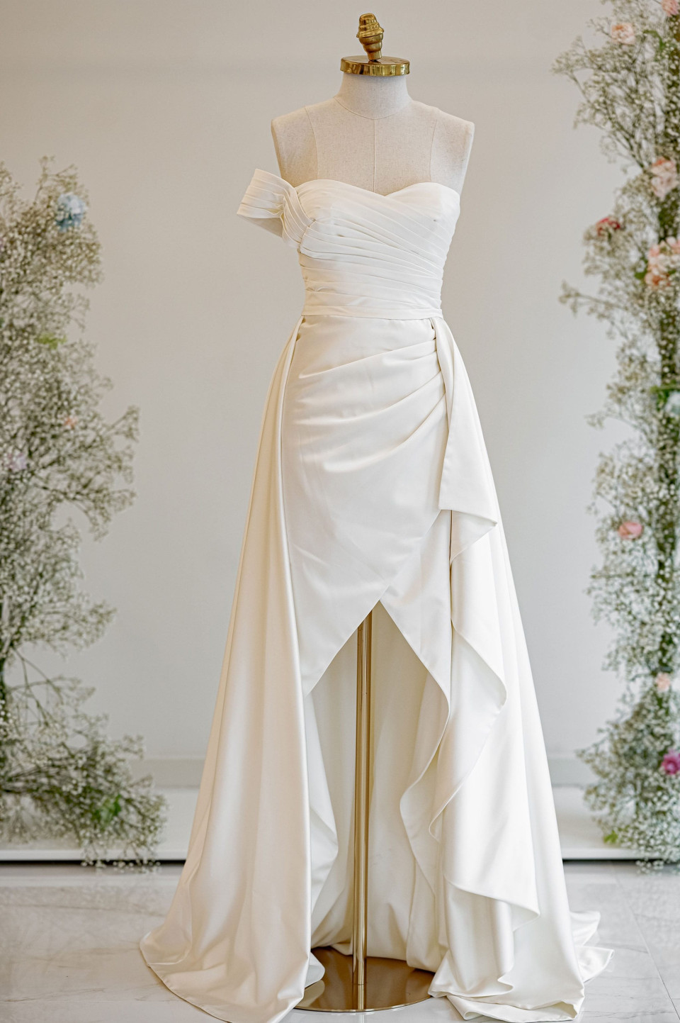 een trouwjurk op een paspopstandaard