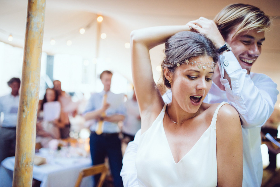 Gezellig feest waar bruidspaar de openingsdans doet