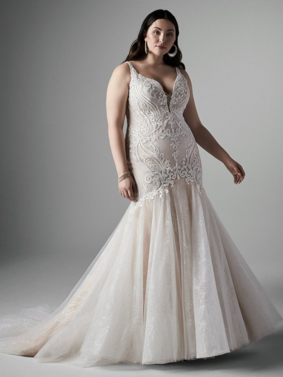 de plus size trouwjurk is gemaakt van kant en tule