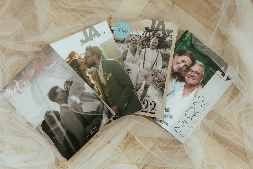 een paar tijdschriften die op elkaar liggen