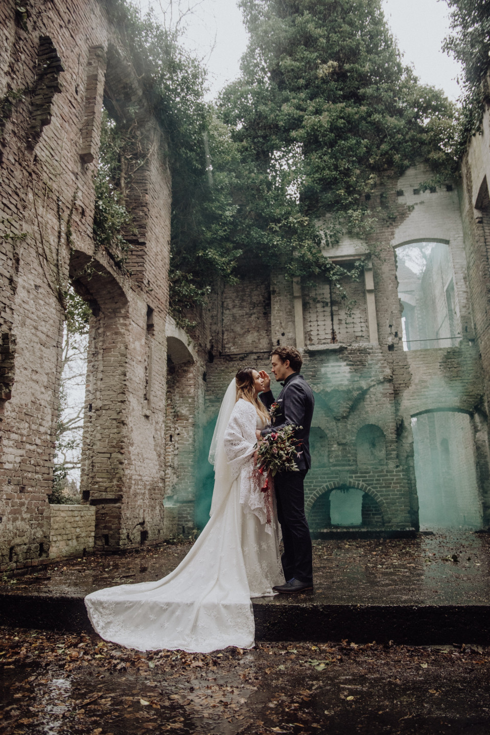 trouwfotografie in de ruïnes van een kasteel