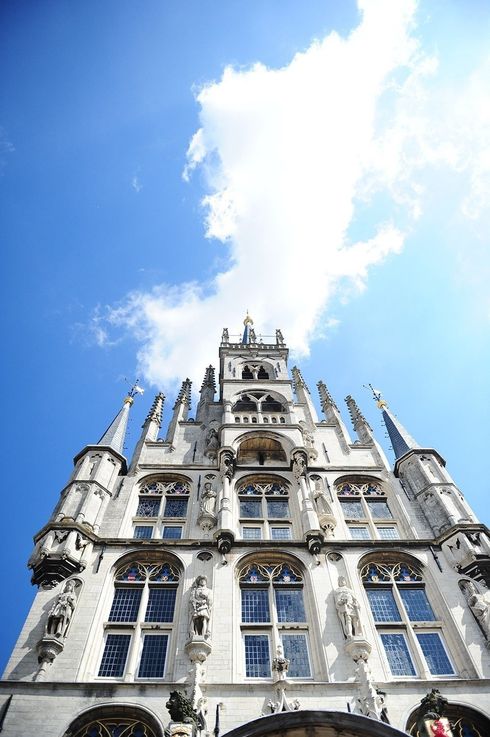een hoog gebouw met een klokkentoren en een blauwe lucht