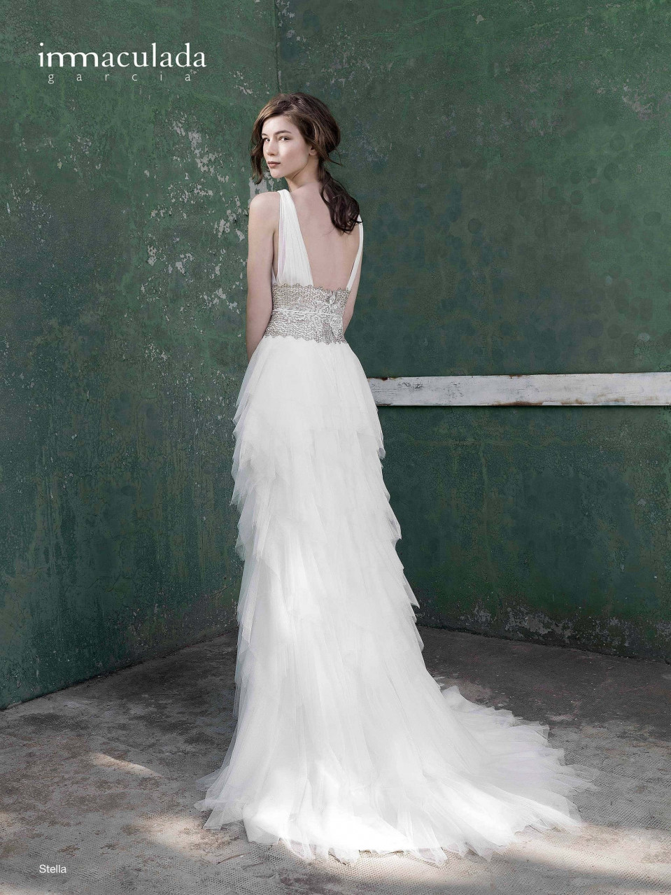 de achterkant van een vrouw die een trouwjurk draagt