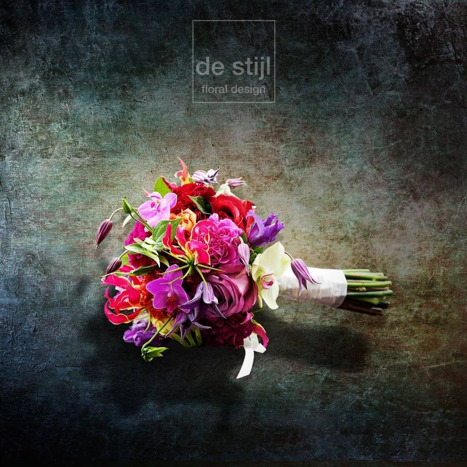 een boeket bloemen op een tafel